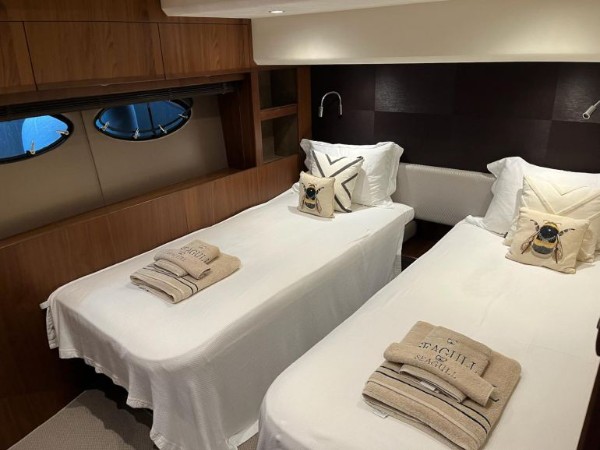 2016 PRINCESS 72 FLY