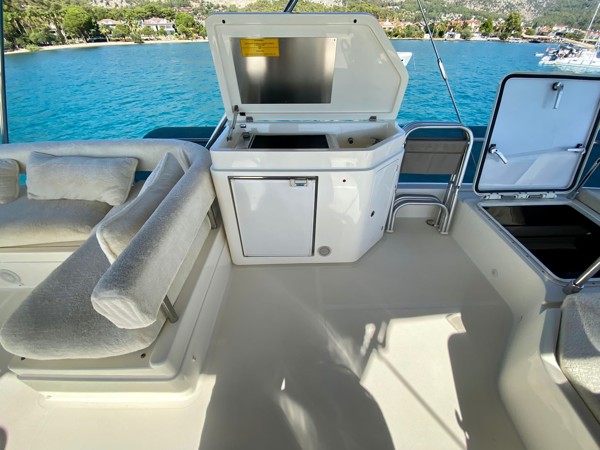 2010 FERRETTI 560