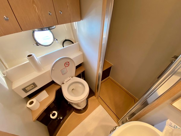 2010 FERRETTI 560