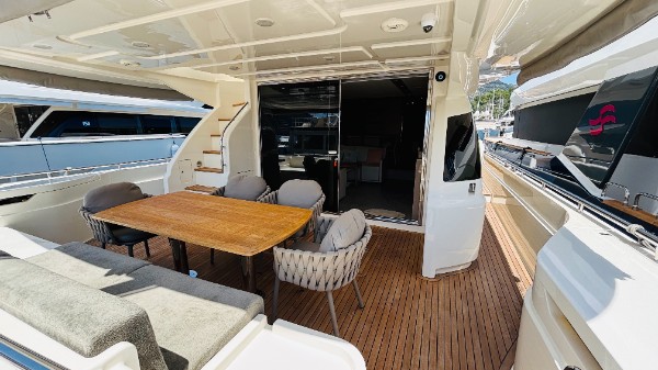 2012 FERRETTI 720 FLY
