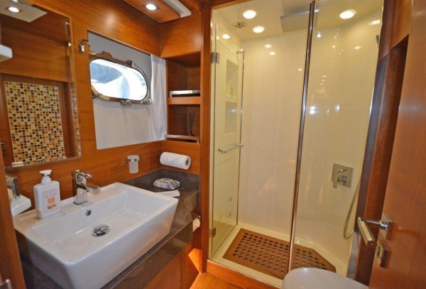 2009 CUSTOM 110 FEET