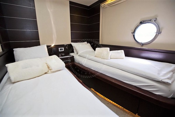 2006 AZIMUT 68S