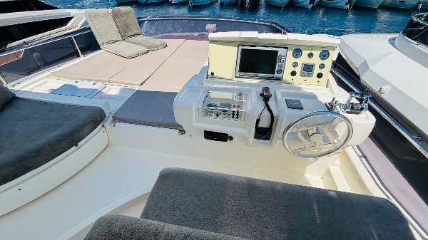 2012 FERRETTI 720 FLY