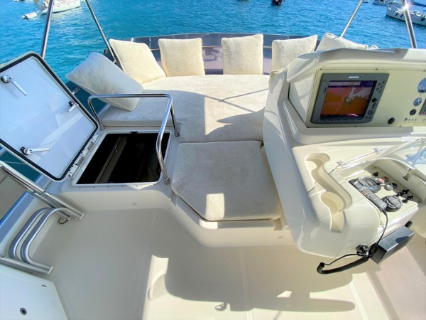 2010 FERRETTI 560