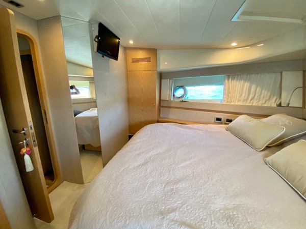 2010 FERRETTI 560