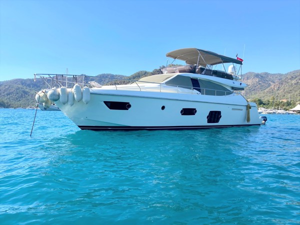 2010 FERRETTI 560