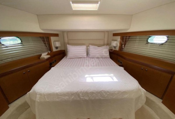 2012 FERRETTI YACHTS 700