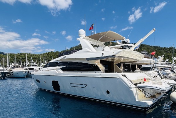 2012 FERRETTI 720 FLY