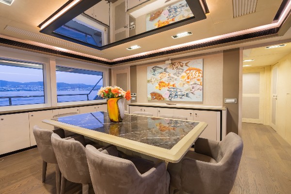 2014 MOTOR YACHT 31 M