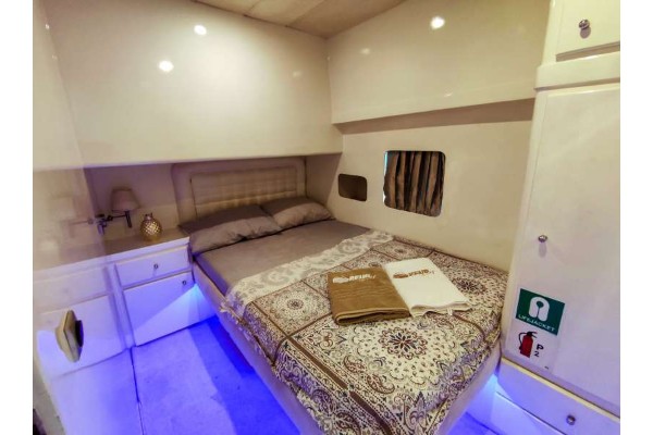 2010 CUSTOM MOTORYACHT 19M