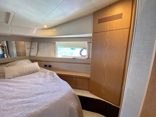2010 FERRETTI 560