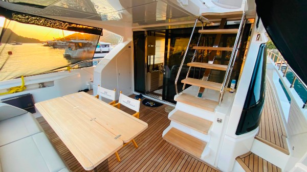 2023 FERRETTI 670