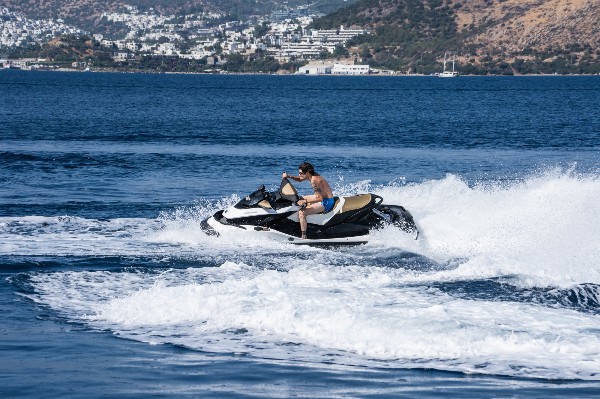 2014 MOTOR YACHT 31 M