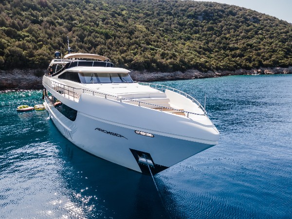 2014 MOTOR YACHT 31 M