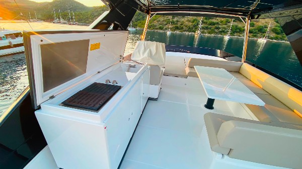 2023 FERRETTI 670