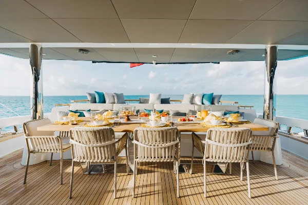 2022 MOTOR YACHT 37M