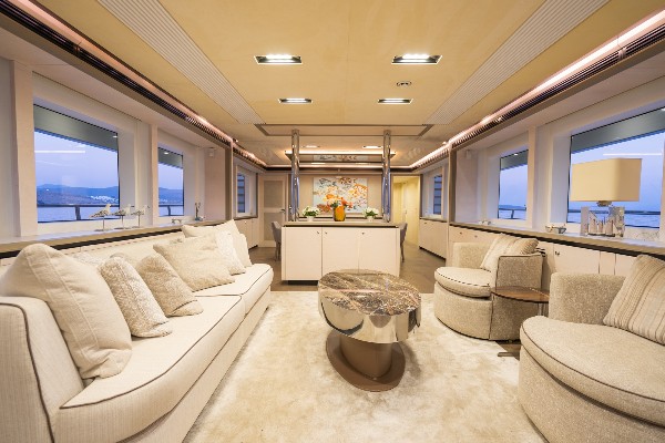 2014 MOTOR YACHT 31 M