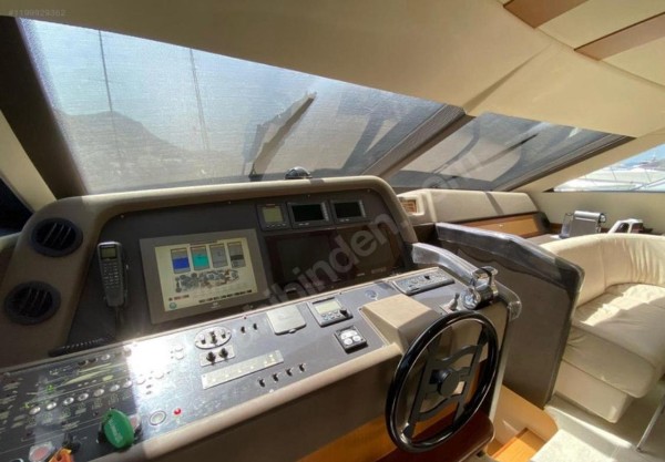 2012 FERRETTI YACHTS 700