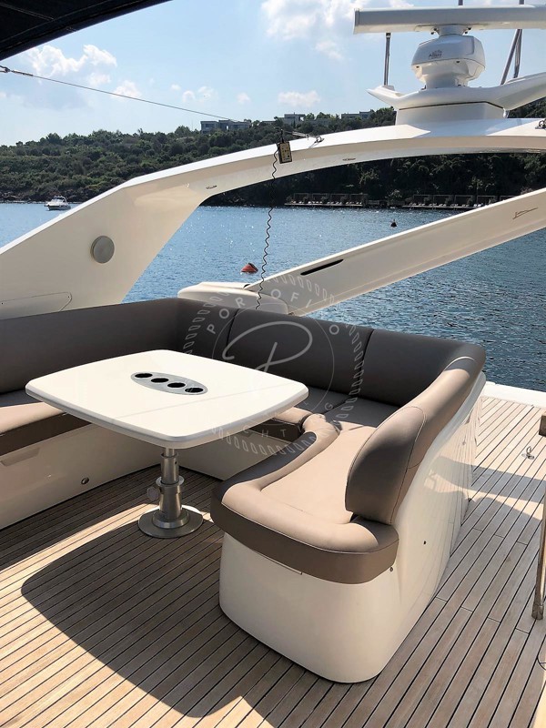 2005 PRINCESS 67