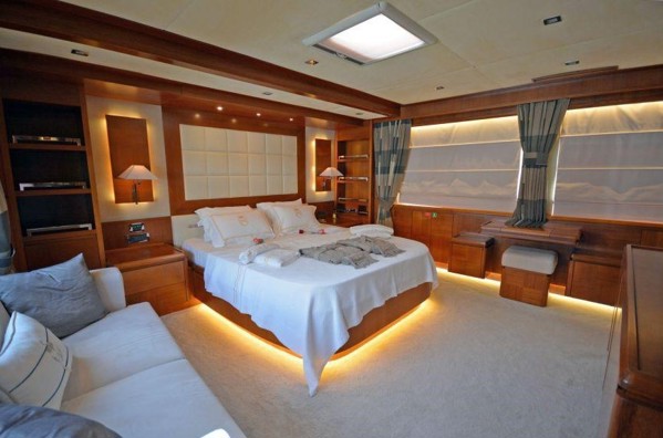 2009 CUSTOM 110 FEET