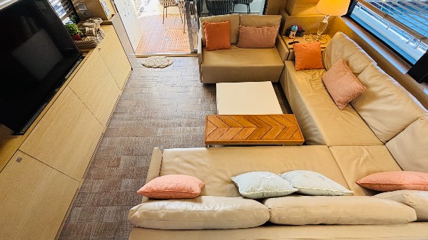 2012 FERRETTI 720 FLY