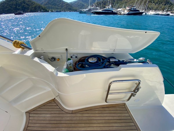 2010 FERRETTI 560