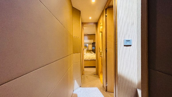 2012 FERRETTI 720 FLY