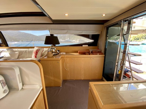 2010 FERRETTI 560