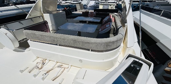 2012 FERRETTI 720 FLY
