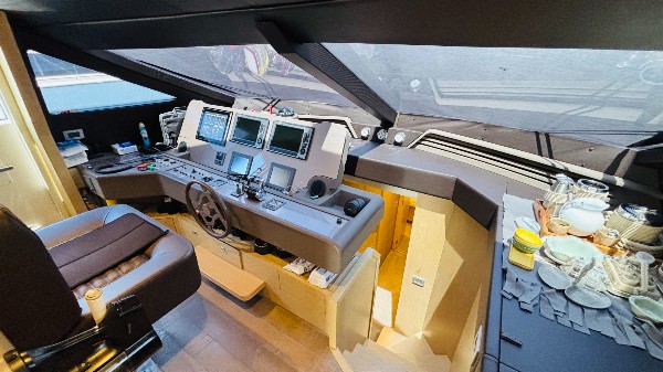 2012 FERRETTI 720 FLY