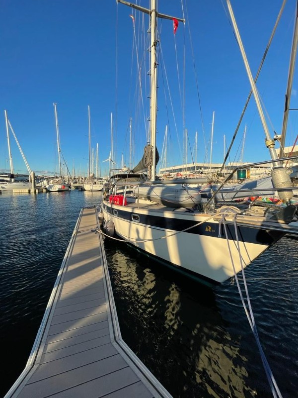 1985 HALLBERG-RASSY 38