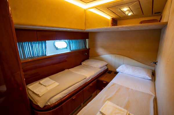 1999/2010 FERRETTI YACHTS 72