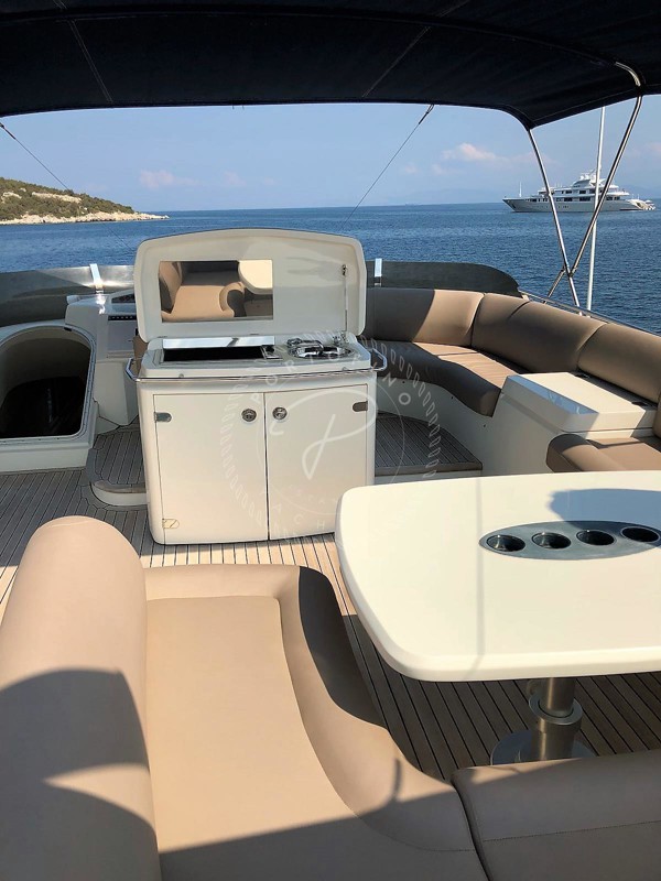 2005 PRINCESS 67