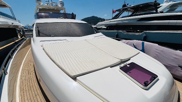 2012 FERRETTI 720 FLY