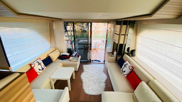 2023 FERRETTI 670