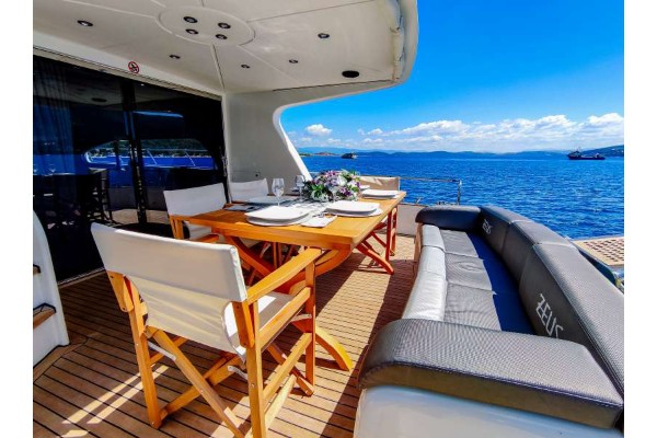 2010 CUSTOM MOTORYACHT 19M