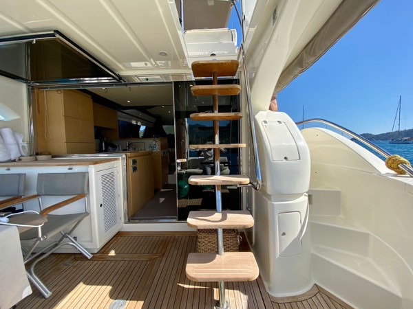 2010 FERRETTI 560