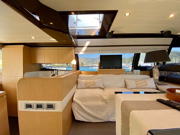2010 FERRETTI 560