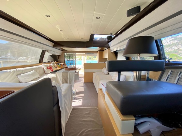 2010 FERRETTI 560