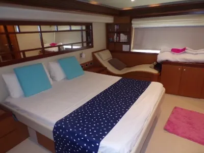 2009 FERRETTI YACHTS 630