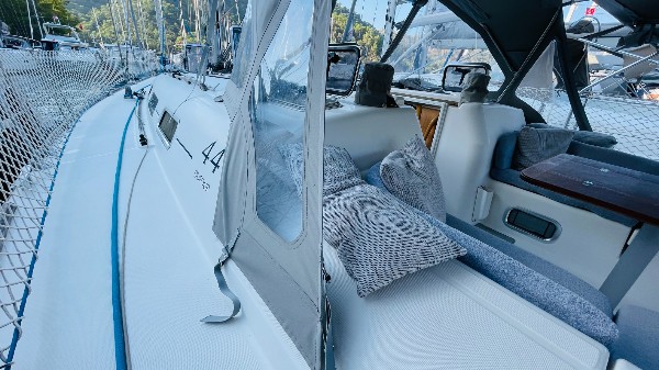2005 DUFOUR 44