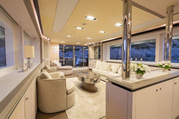 2014 MOTOR YACHT 31 M