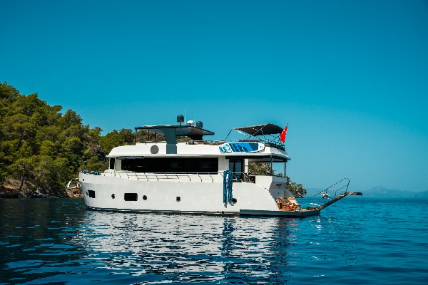 2023 CUSTOM TRAWLER 22 M
