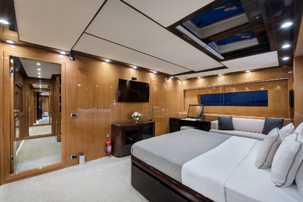 2009/2022 MOTOR YACHT 35M 