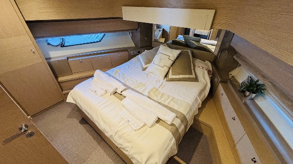 2012 FERRETTI 720 FLY