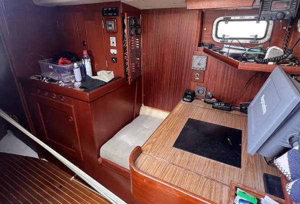 1985 HALLBERG-RASSY 38