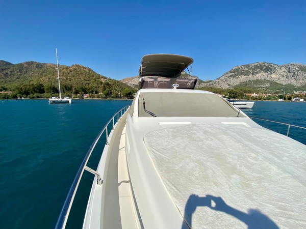 2010 FERRETTI 560