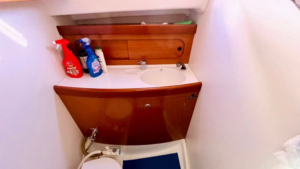 2008 BENETEAU ANTARES 9