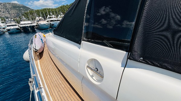 2012 FERRETTI 720 FLY