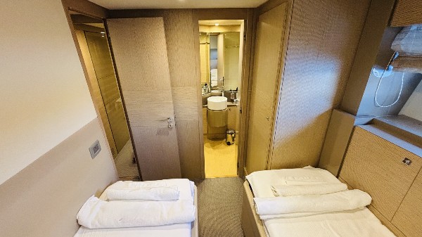 2012 FERRETTI 720 FLY